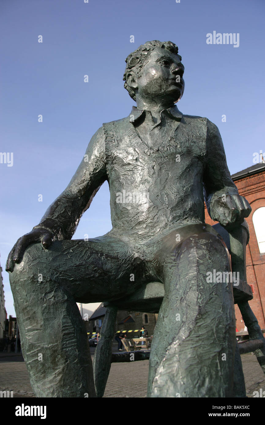 Ville de Swansea, Pays de Galles. Le John Doubleday Dylan Thomas sculpté sculpture dans le quartier maritime de port de plaisance de Swansea. Banque D'Images