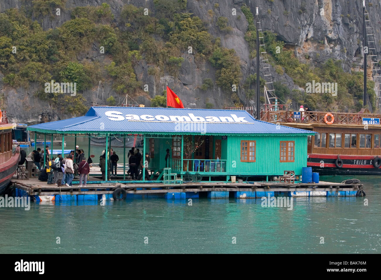 Banque flottant dans la baie de Ha Long Vietnam Banque D'Images