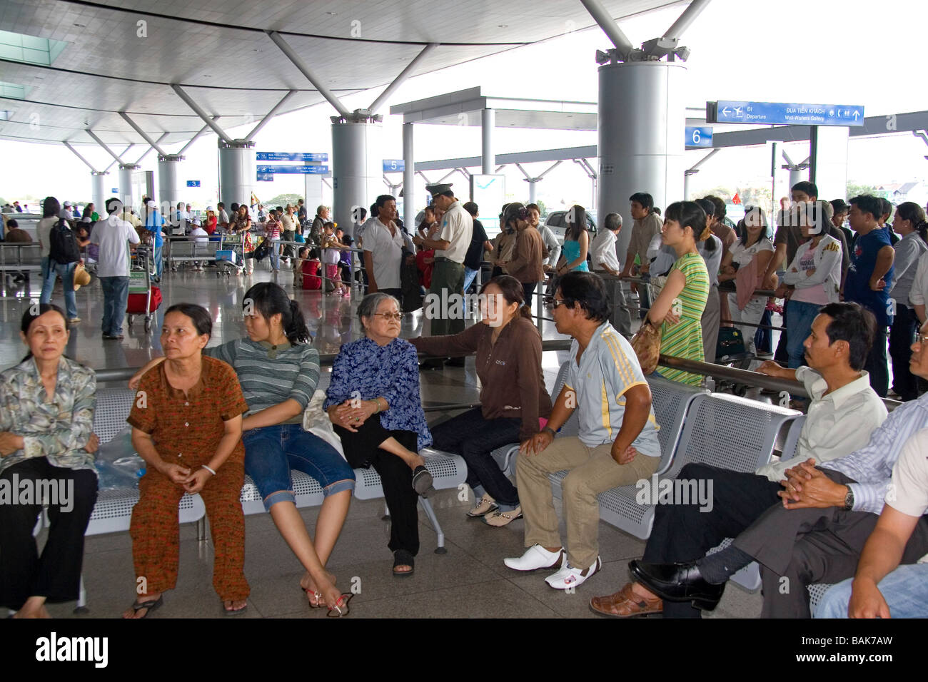 Les personnes en attente d'accueillir les passagers arrivant à l'Aéroport International de Tan Son Nhat à Ho Chi Minh City Vietnam Banque D'Images
