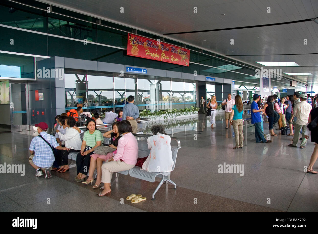 Les personnes en attente d'accueillir les passagers arrivant à l'Aéroport International de Tan Son Nhat à Ho Chi Minh City Vietnam Banque D'Images