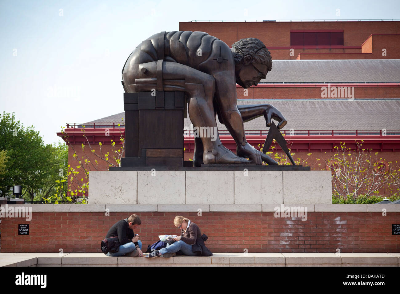 Sculpture en bronze "Newton, après William Blake," 1995, par Eduardo Paolozzi , British Library, Londres, Angleterre Banque D'Images
