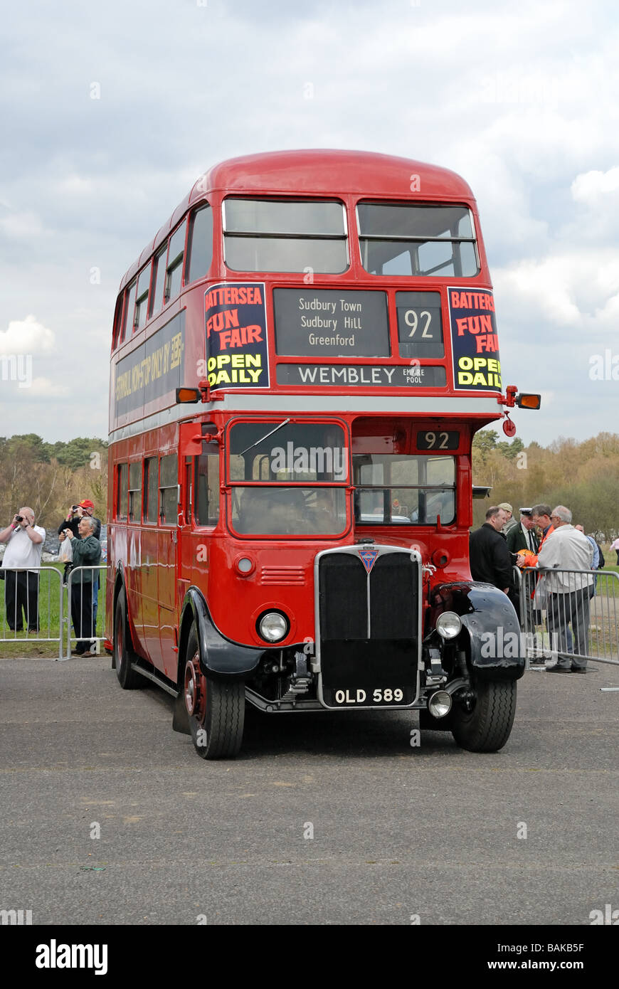 Vue avant du vieux 589 RT 4825 à l'Assemblée annuelle du printemps de Cobham Musée Bus Coach Bus rassemblement à l'Aérodrome de Wisley Surrey 5 Avril 09 Banque D'Images