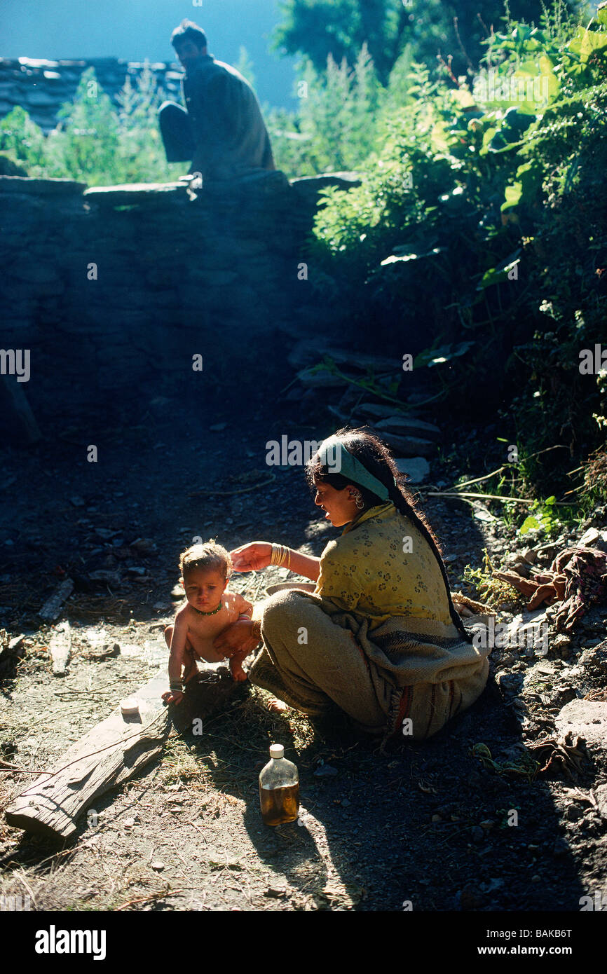 L'Inde, l'Himachal Pradesh, de l'État femme de Malana, filage de la laine Banque D'Images