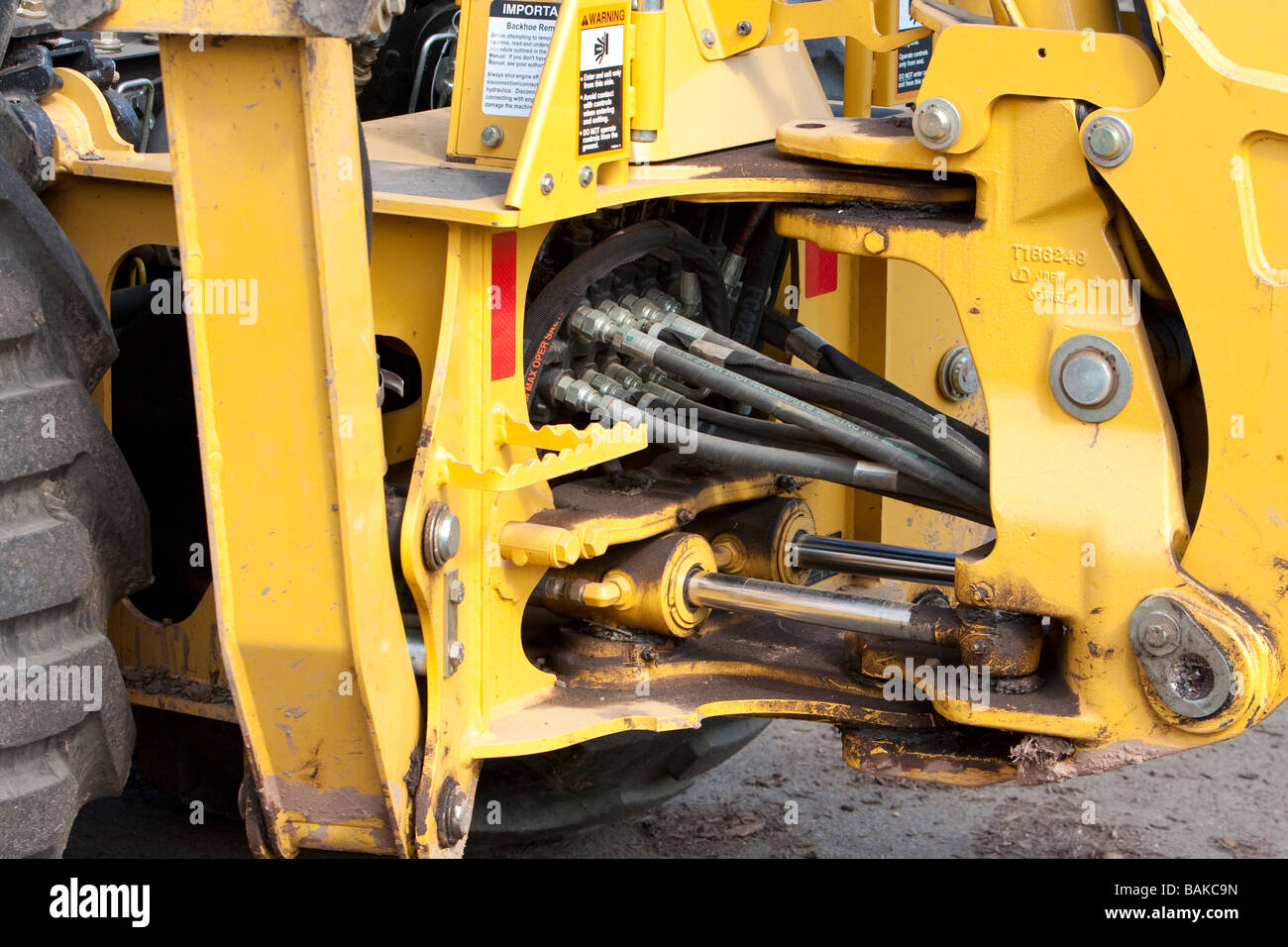 Un tracteur John Deere jaune avec un tas de paillis. La chargeuse pelleteuse avant. Banque D'Images