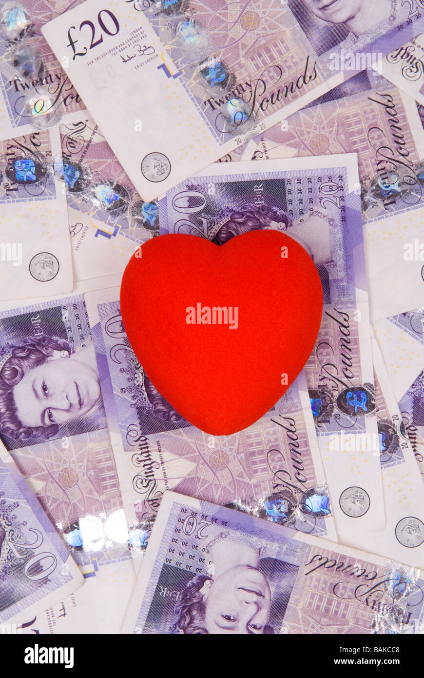 Coeur rouge sur un tas de l'argent britannique Banque D'Images