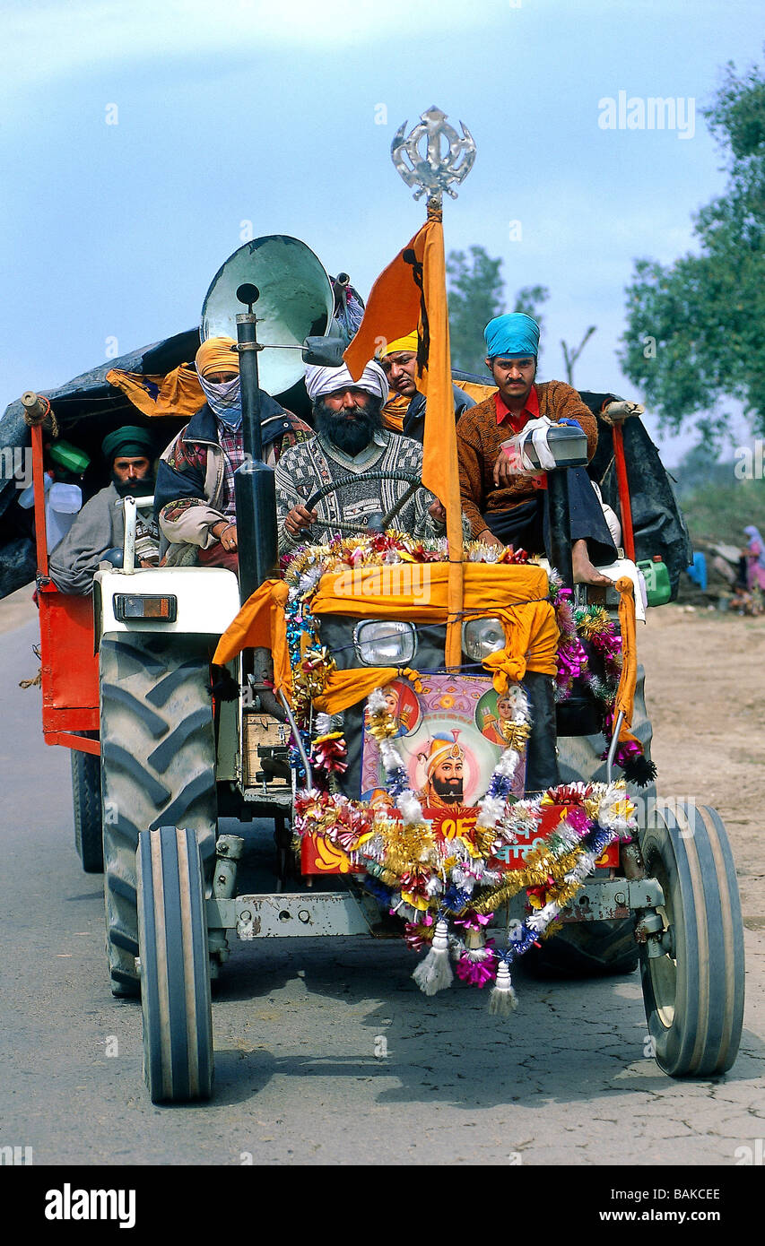 L'Inde, l'Etat du Punjab, Anandpur Sahib, dévots sikhs en route pour le festival de la Hola Road, sur un tracteur Banque D'Images