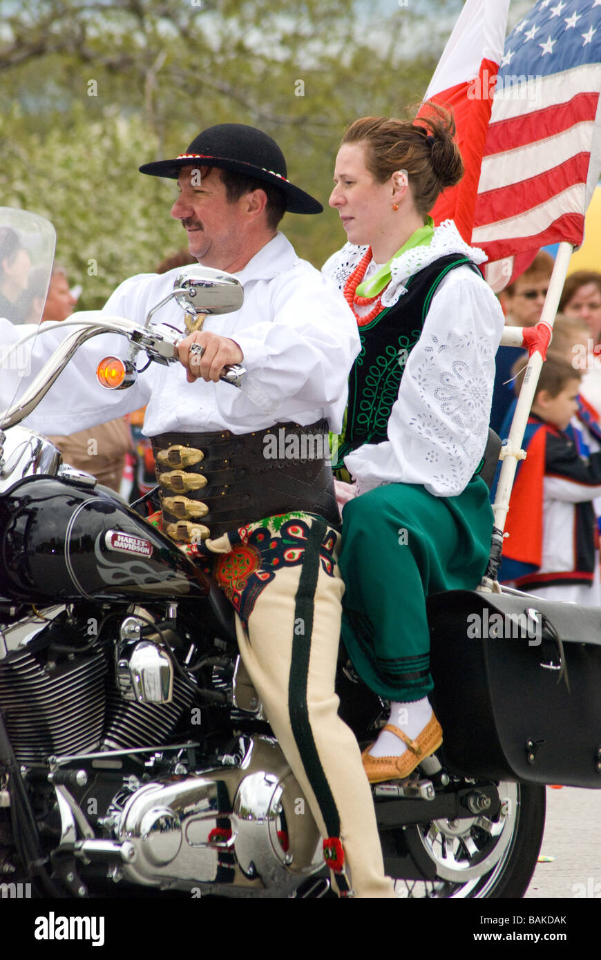 Couple en costume traditionnel riding à Chicago Parade polonaise Banque D'Images