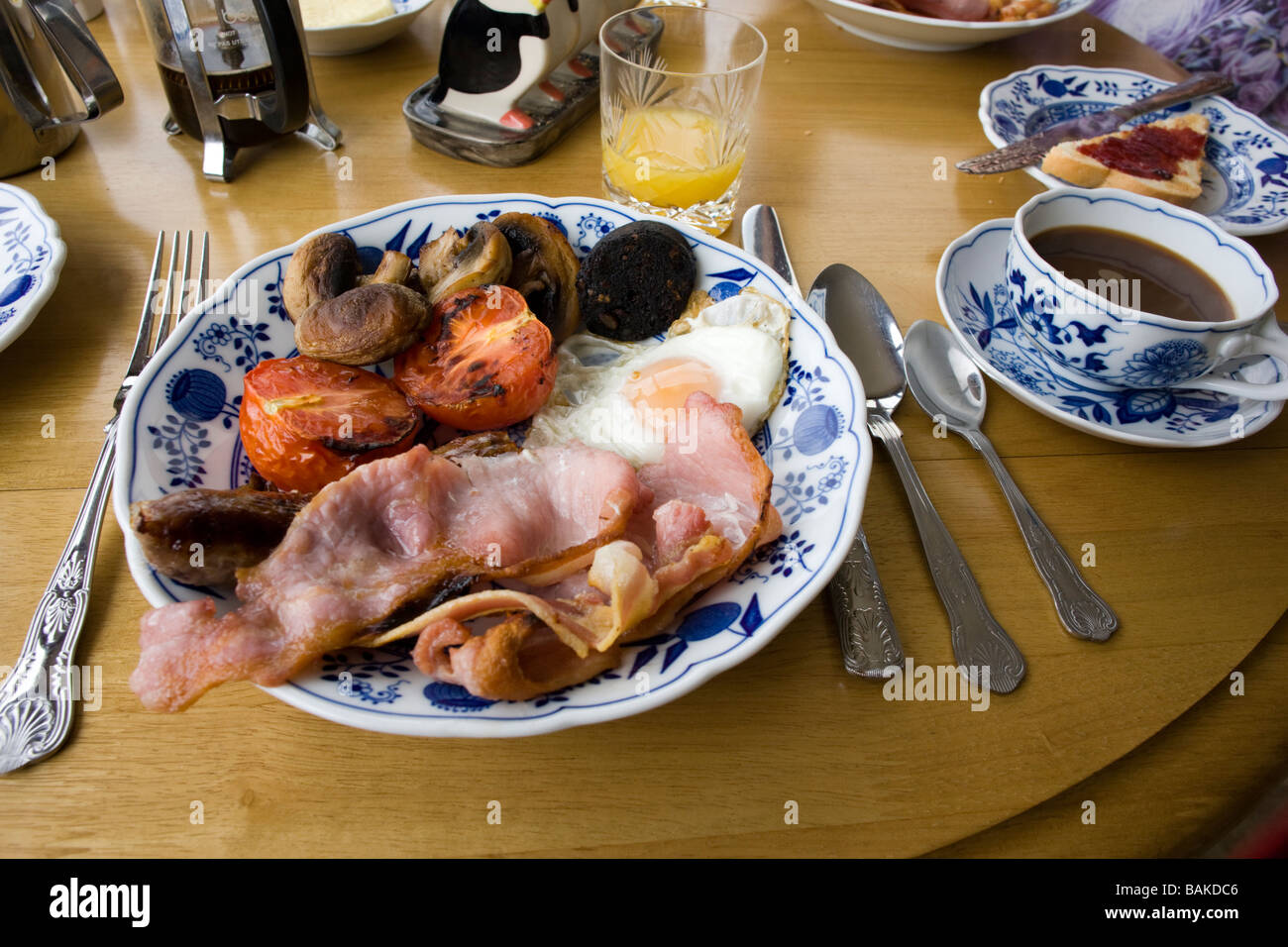 Le petit déjeuner anglais complet avec œufs au plat bacon champignons tomate et boudin noir Banque D'Images