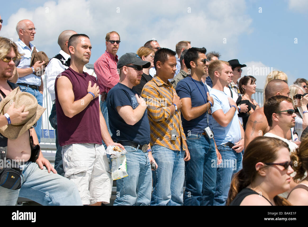 Large éventail de personnes à rodeo stand événement hymne national de formation Banque D'Images
