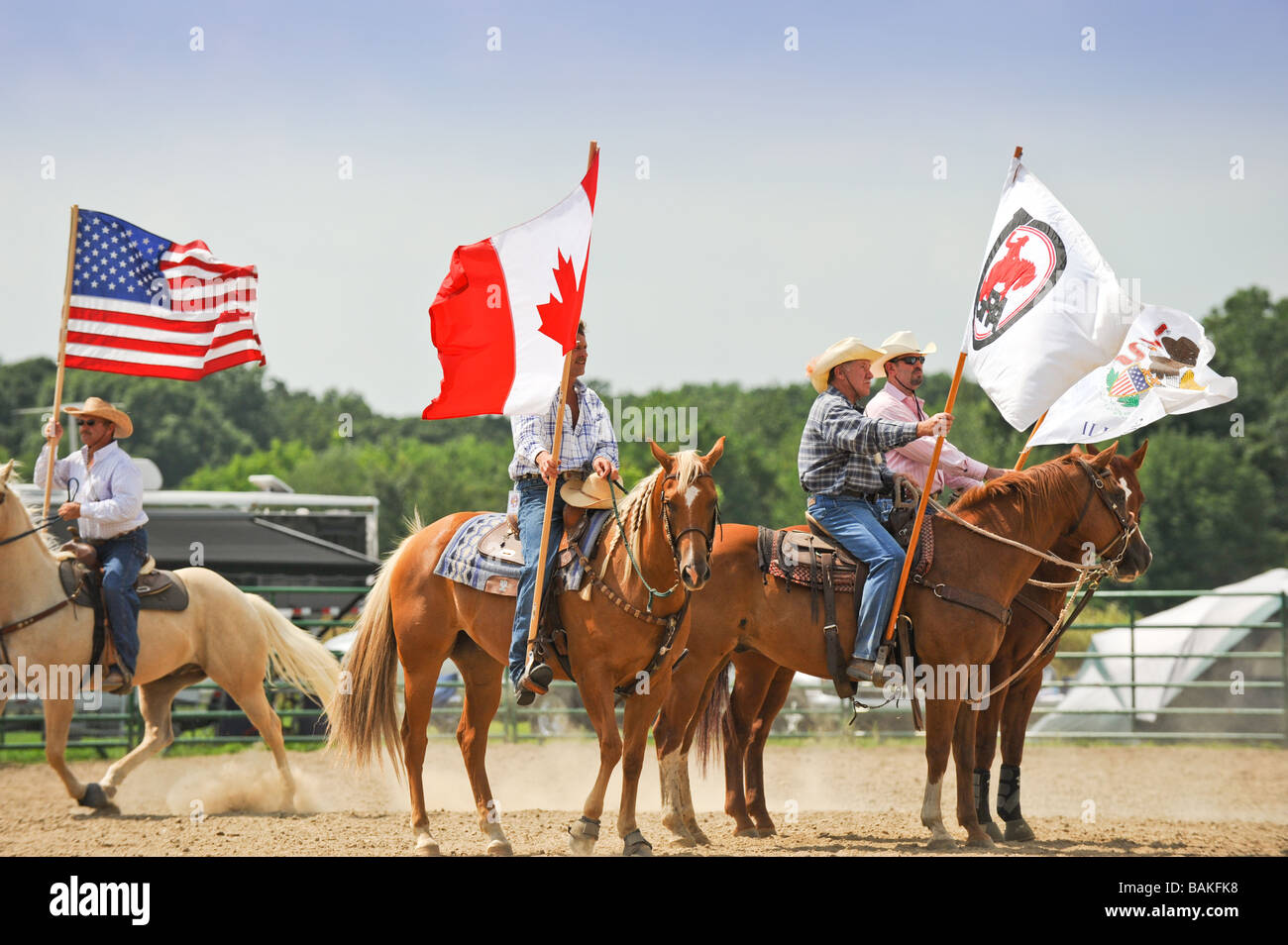 Afficher les drapeaux lors de la cérémonie à l'événement de rodéo Banque D'Images