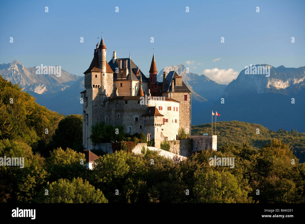 France, Haute Savoie (74), le château de Menthon St Bernard, au-dessus du lac d'Annecy, le Massif des Bauges en arrière-plan Banque D'Images