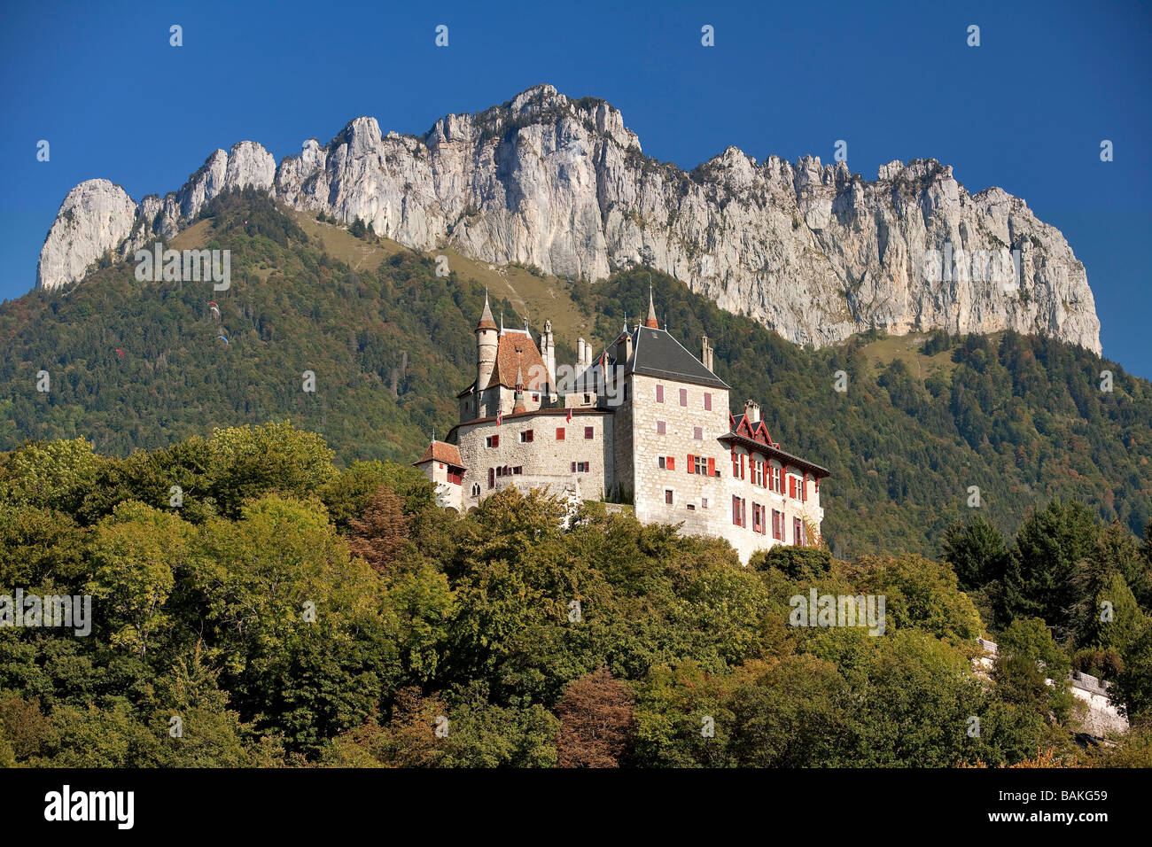 France, Haute Savoie (74), le château de Menthon St Bernard, au dessus du lac d'Annecy et les Dents de Lanfon mountain range Banque D'Images