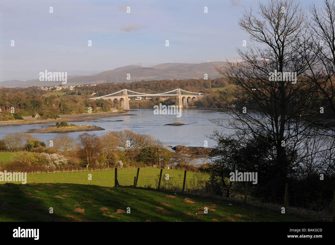 Le pont suspendu de Menai qui relie le nord du Pays de Galles du continent à l'île d'Anglesey. Construit en 1826 par Thomas Telford. Banque D'Images