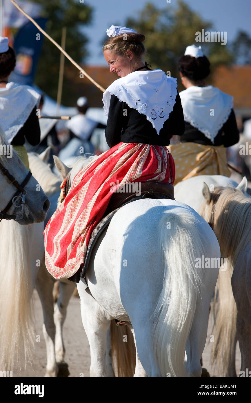 France, Bouches du Rhône, Camargue, Mejanes, représentation folklorique au Paul Ricard Estate, Bull Race, les femmes Sein Banque D'Images