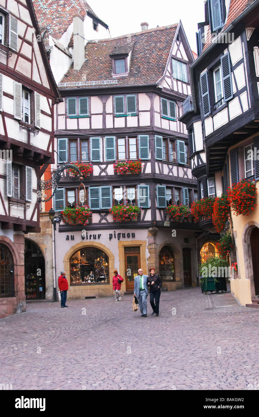 Au vieux pignon cadeaux Colmar Alsace France Photo Stock - Alamy