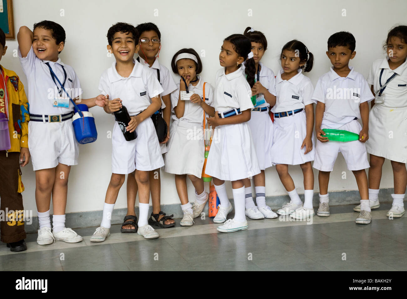 Mise en file d'enfants à l'école à Hazira, près de Surat. Le Gujarat. L'Inde Banque D'Images