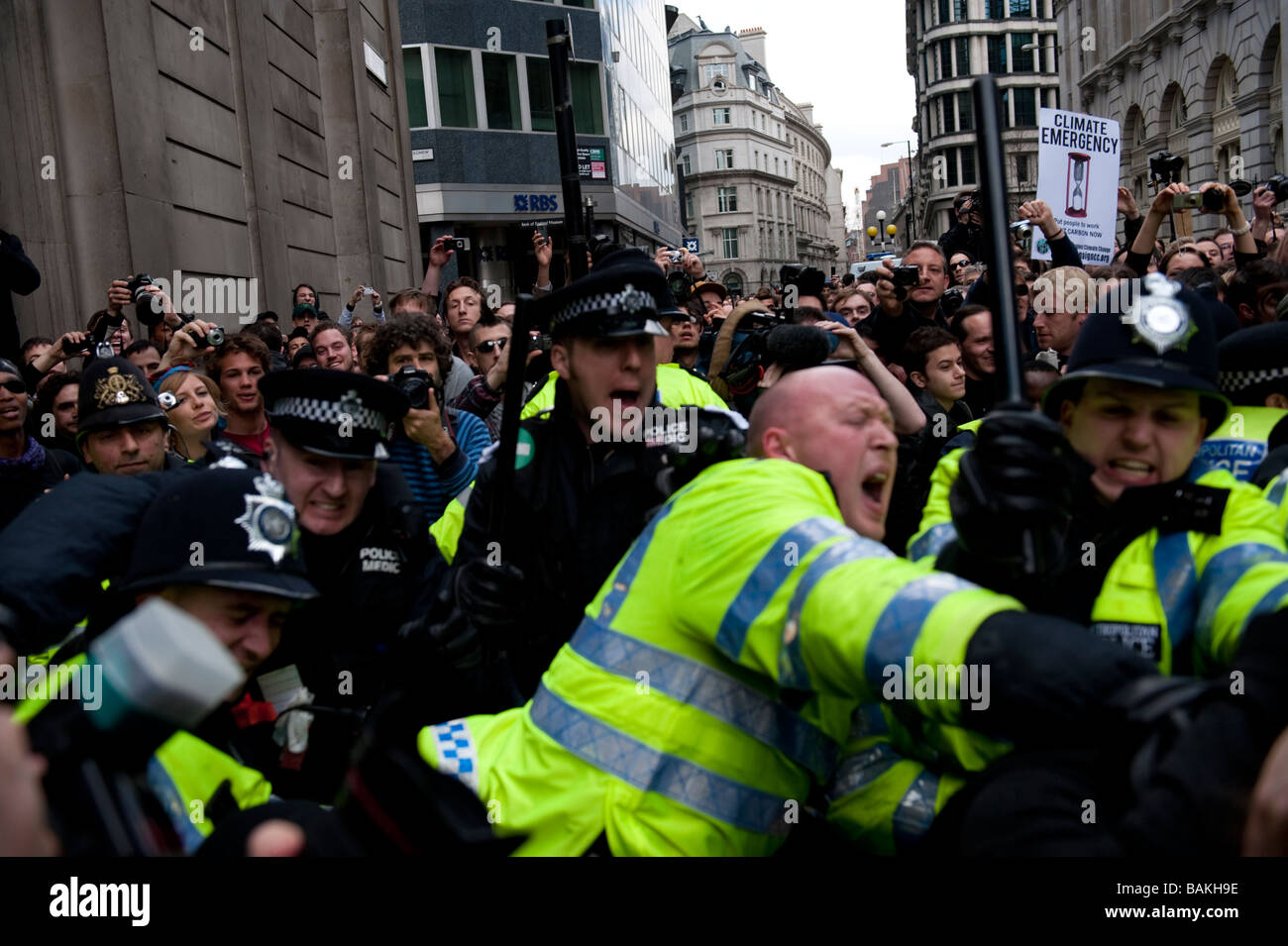 Les manifestants se sont réunis anticapitaliste à la Banque d'Angleterre à la veille du Sommet du G20, qui ont tourné à la violence avec la police Banque D'Images