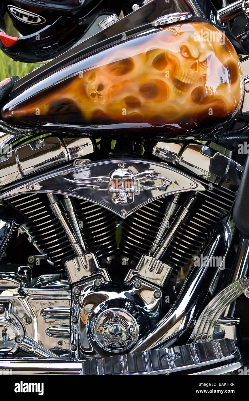 Un moteur pour moto Harley-Davidson réservoir de gaz et garé dans un restaurant dans la ville de Huntington Beach, Californie Banque D'Images