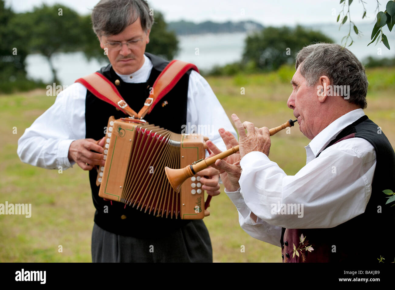 France, breton le folklore, la musique traditionnelle de Bretagne avec  accordéon et bombarde Photo Stock - Alamy