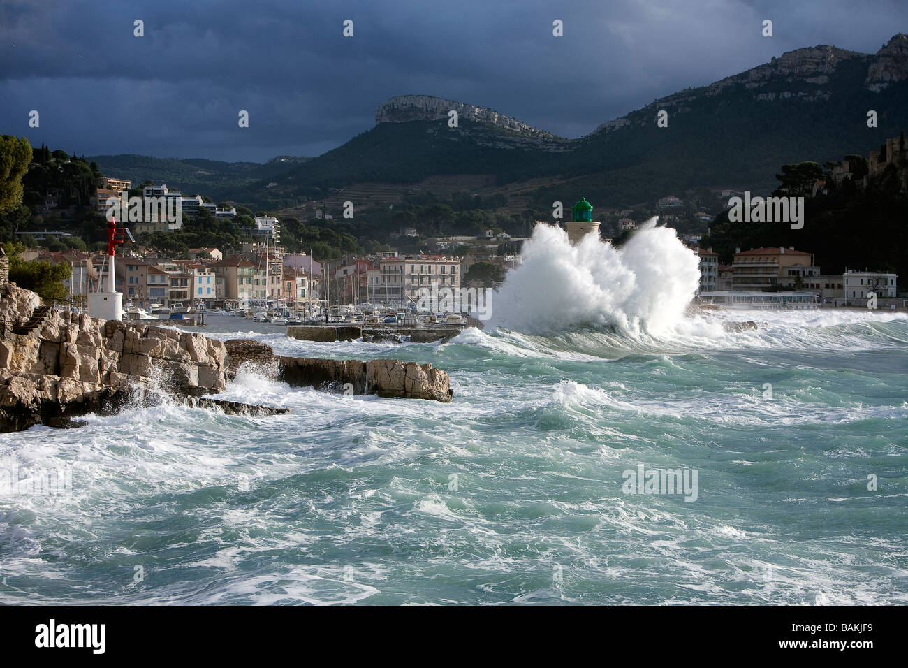 France, Bouches du Rhône, Cassis, Labbe, vent sud ouest de vent sur le phare de Cassis Banque D'Images