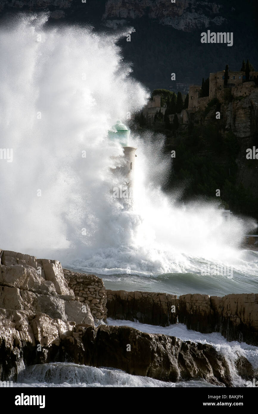 France, Bouches du Rhône, Cassis, Labbe, vent sud ouest de vent sur le phare de Cassis Banque D'Images