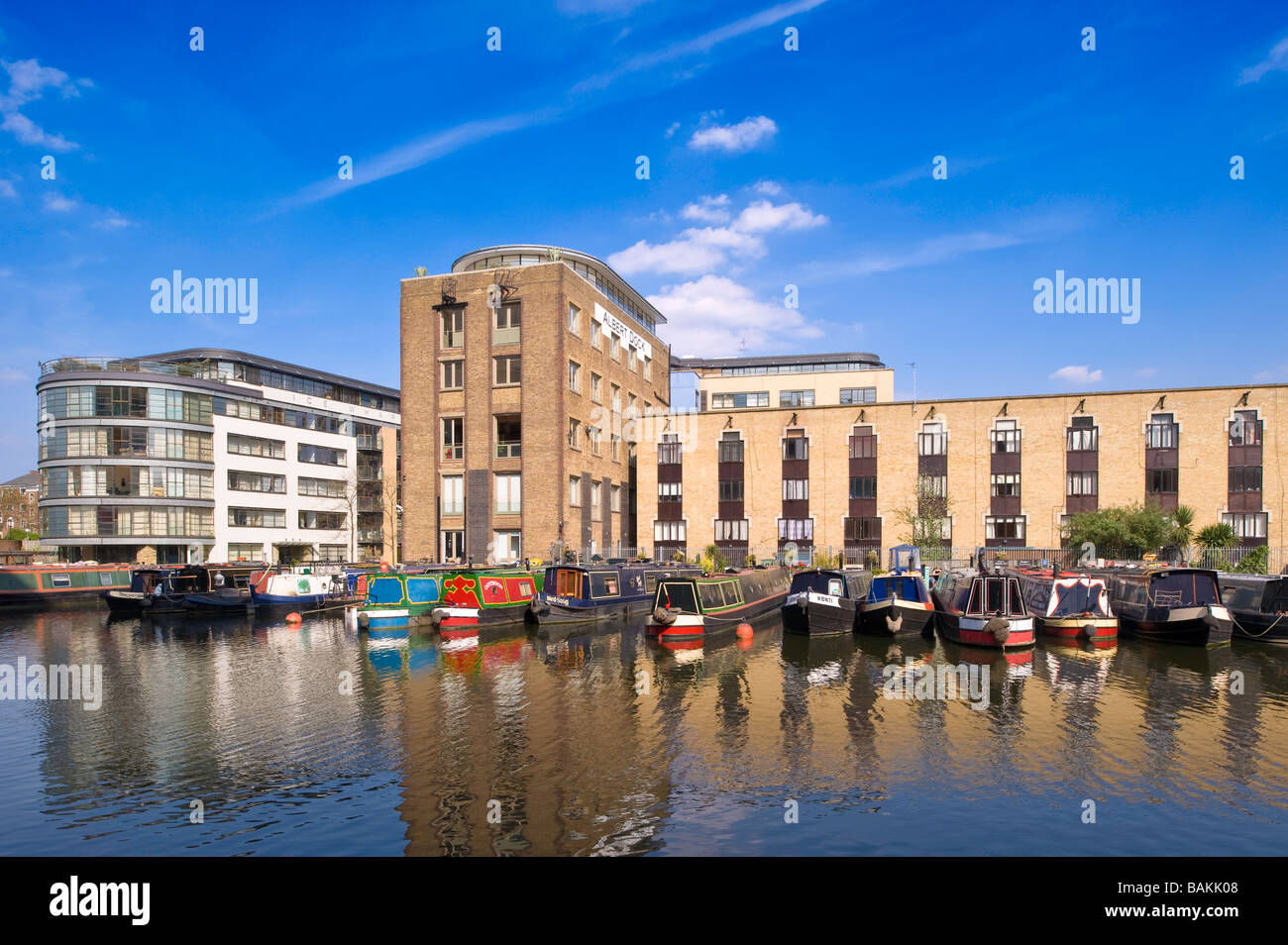 Quais modernisés en propriété résidentielle par Regents Canal London United Kingdom Banque D'Images