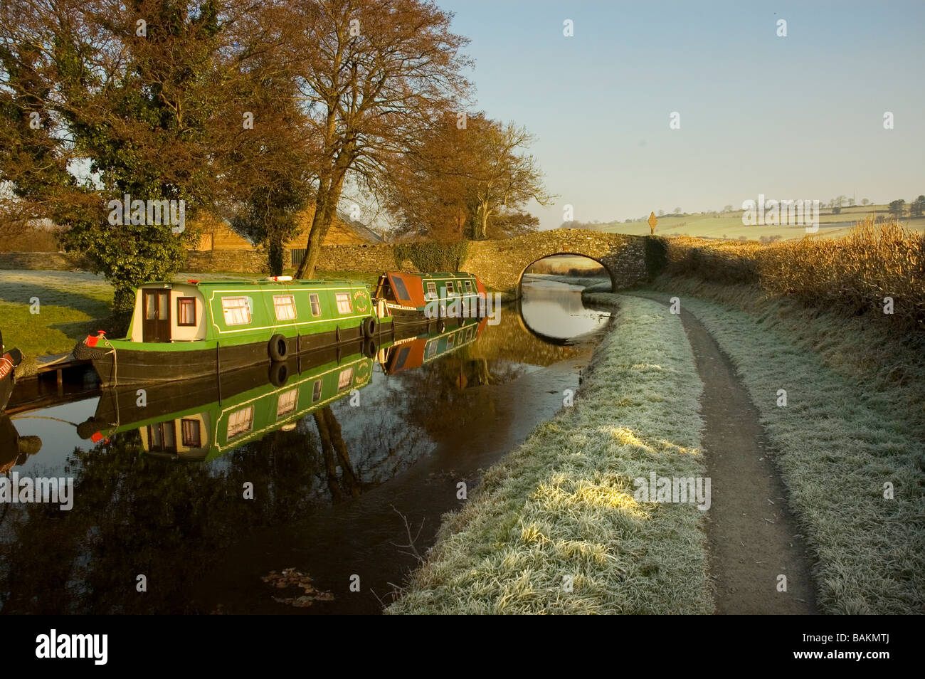 Canal Monmouth et Brecon Powys Pays de Galles en hiver avec bateau étroit Banque D'Images