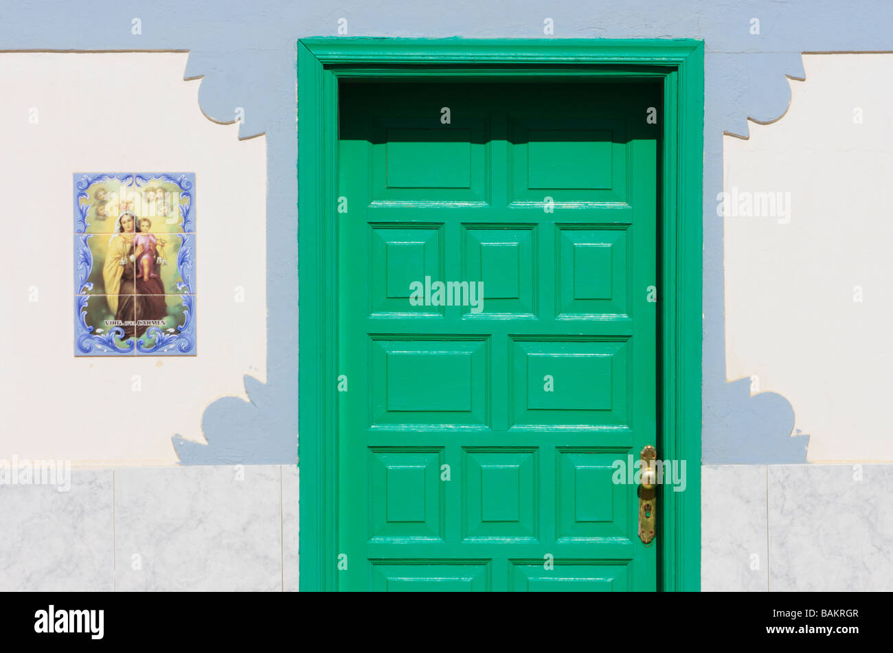 Porte Verte sur Maison blanchie à la chaux à Fuerteventura dans les îles Canaries. Banque D'Images