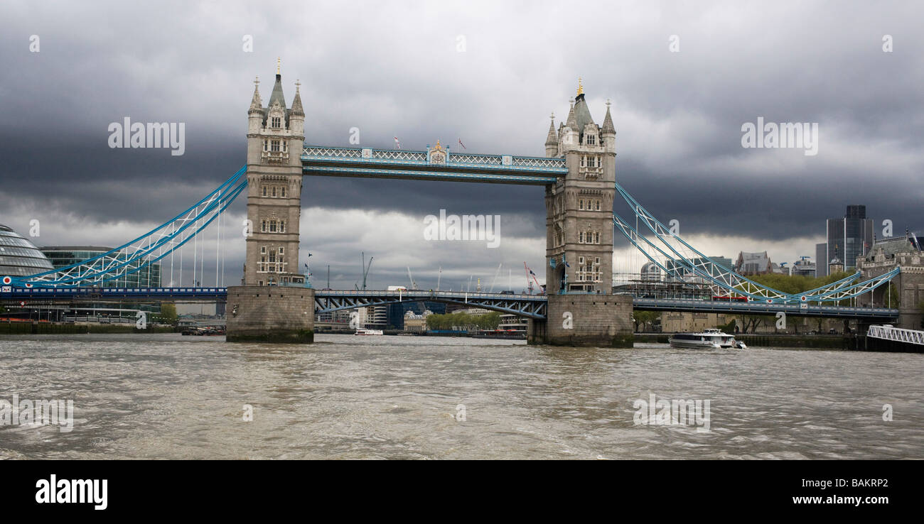 Vue sur le Tower Bridge et London Thames clipper à partir d'un bateau de banlieue Banque D'Images