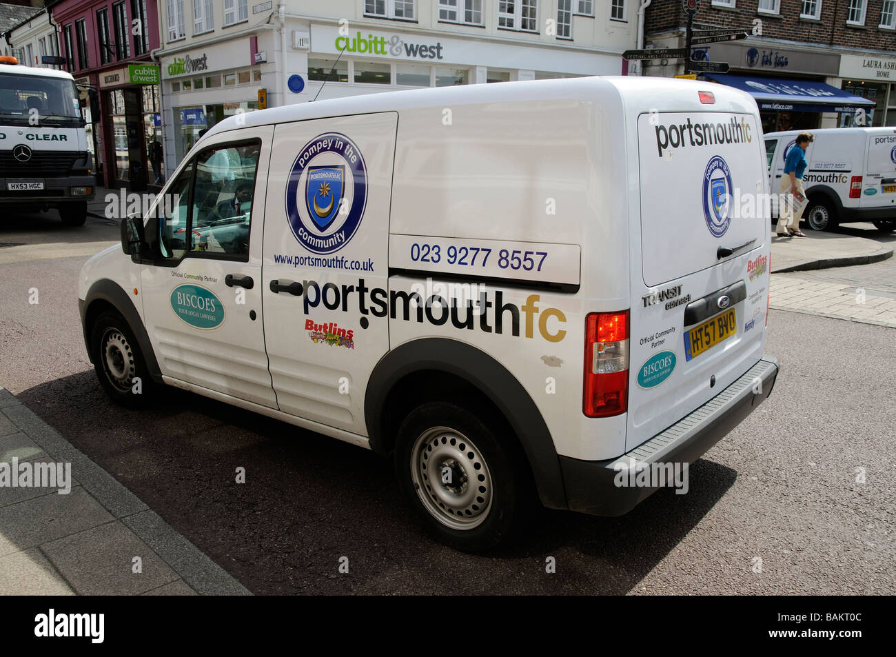 Portsmouth FC Ford Transit van affichant des publicités pour des sponsors du club de football Banque D'Images