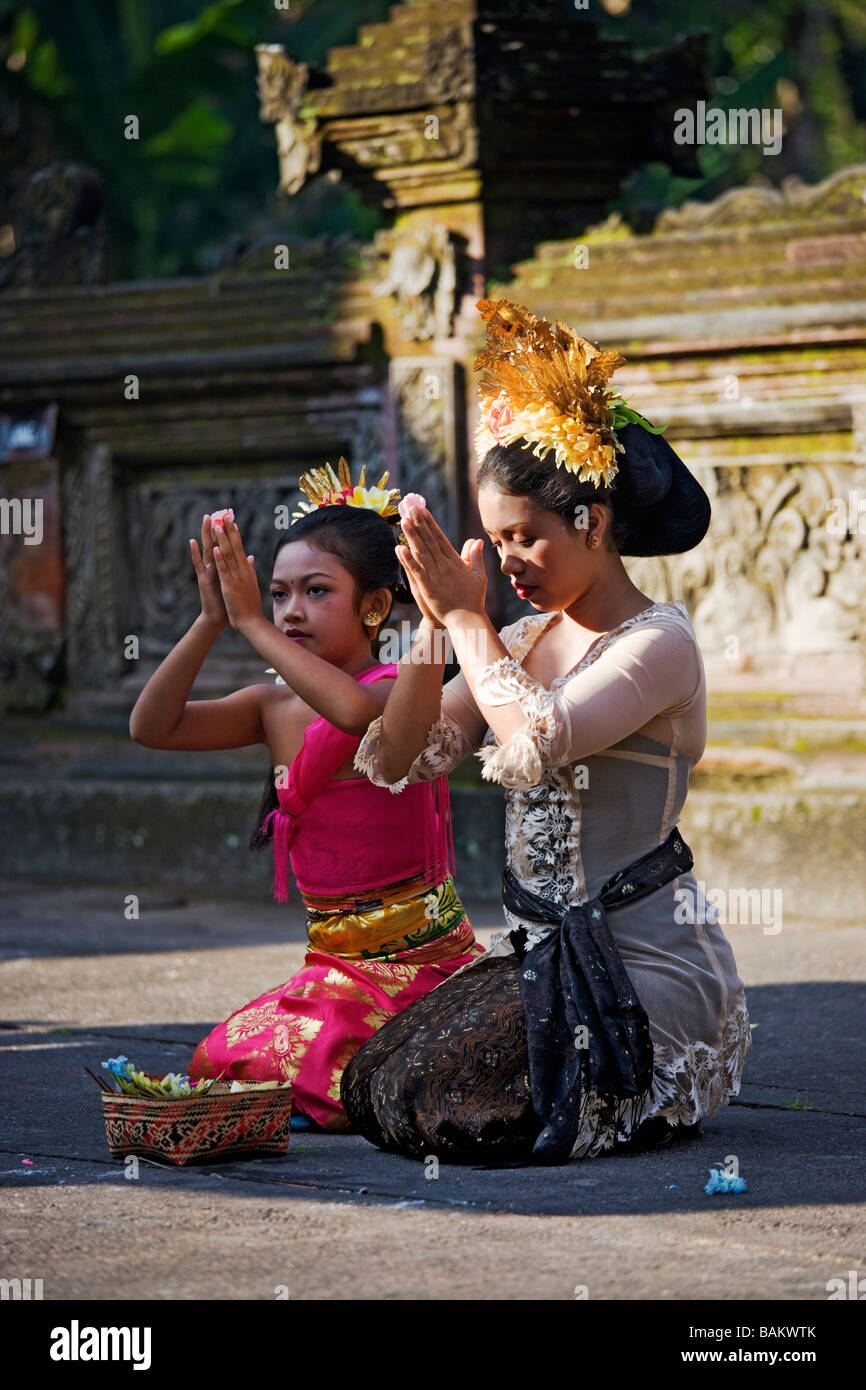 Les dévots hindous prie dans un temple à Ubud Bali Indonésie modèles sortis Banque D'Images
