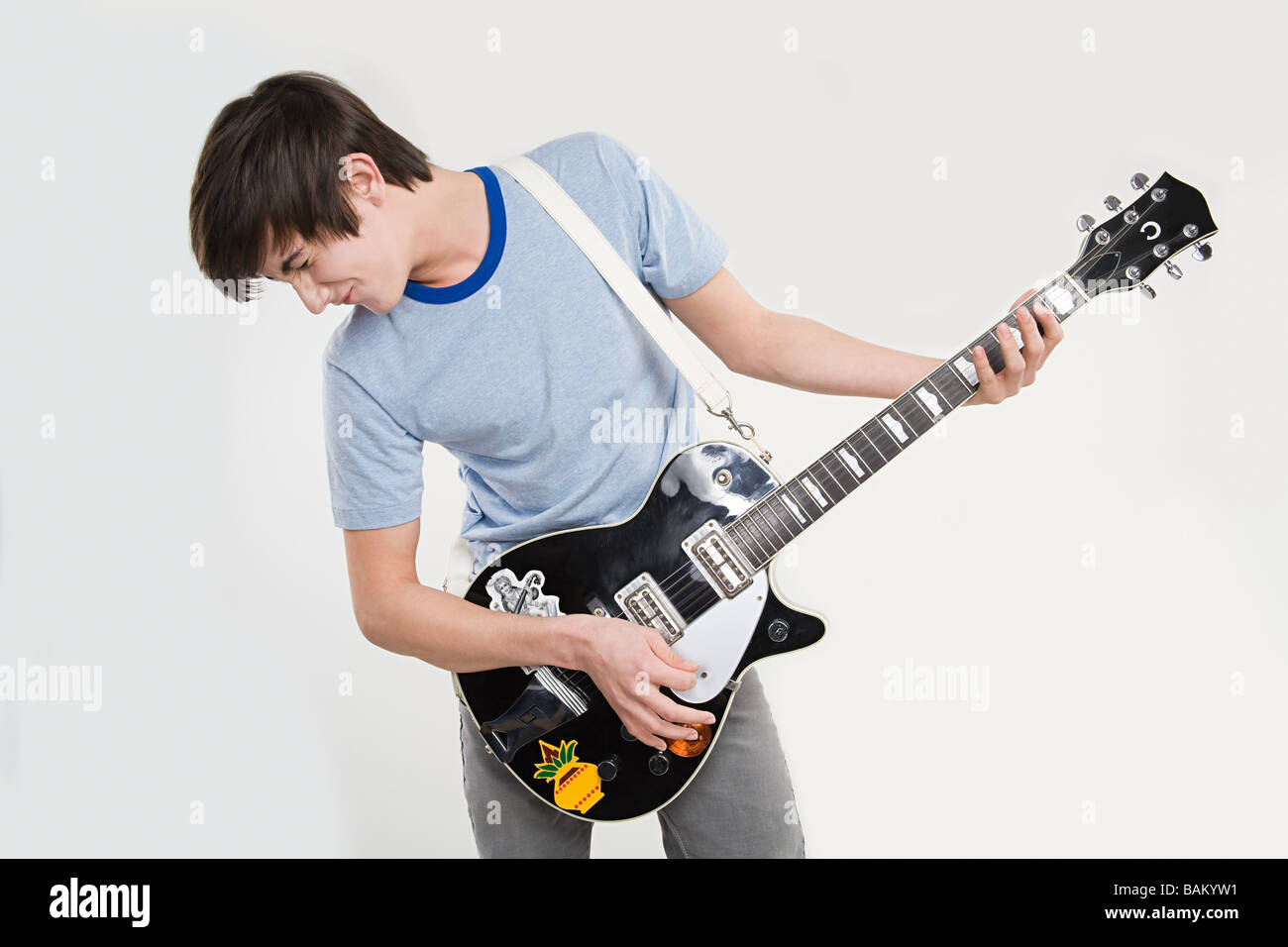 Un jeune garçon jouant de la guitare Banque D'Images