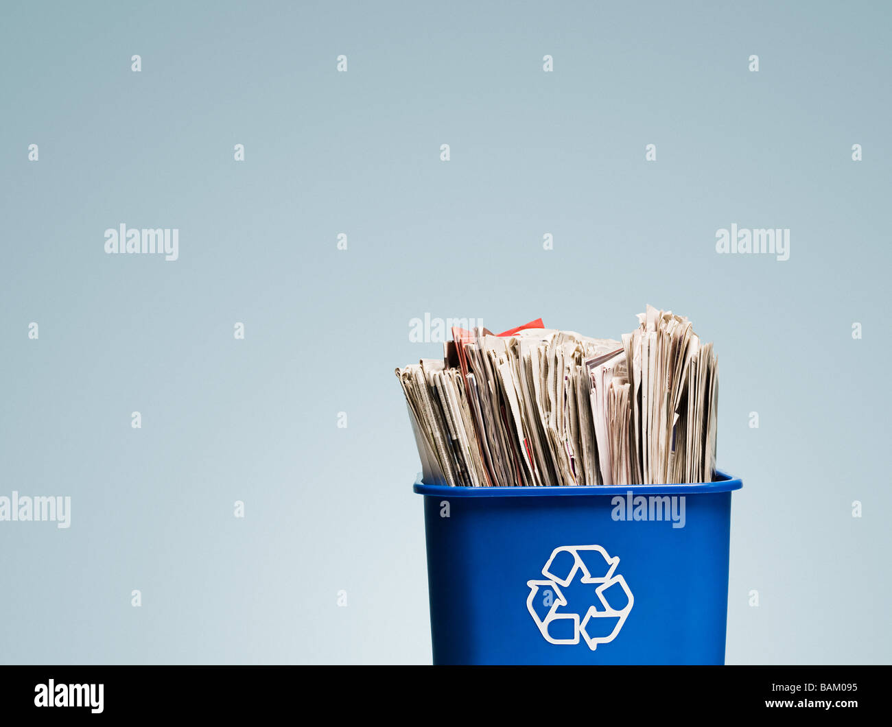 Journaux gratuits dans un bac de recyclage Banque D'Images