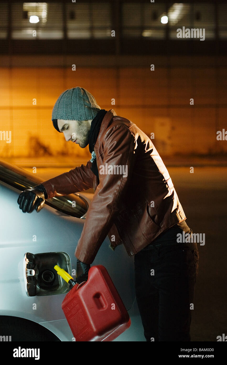 Mettre l'homme en voiture essence Banque D'Images