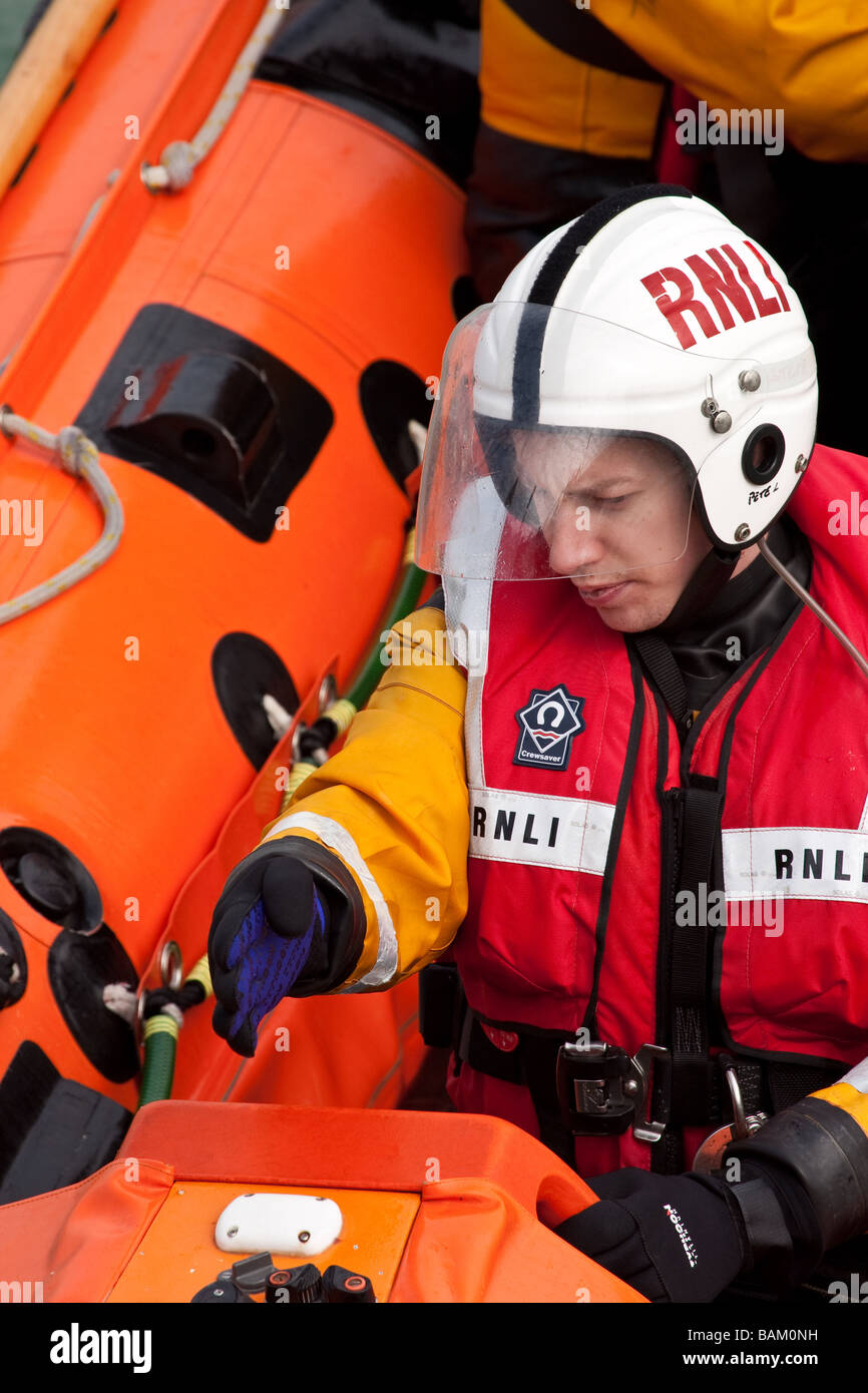 La RNLI (Royal National Lifeboat Institution) membre d'équipage dans le bateau pendant un exercice d'entraînement. Banque D'Images