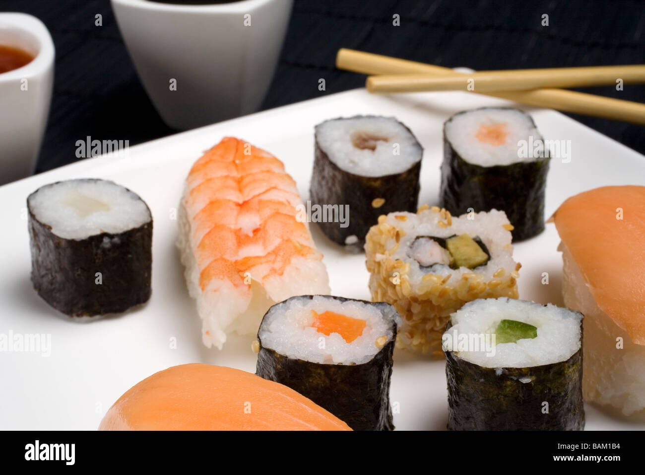 Tìpico Platon sushi de la Gastronomía de Japón Sushi plats traditionnels de la cuisine japonaise Banque D'Images