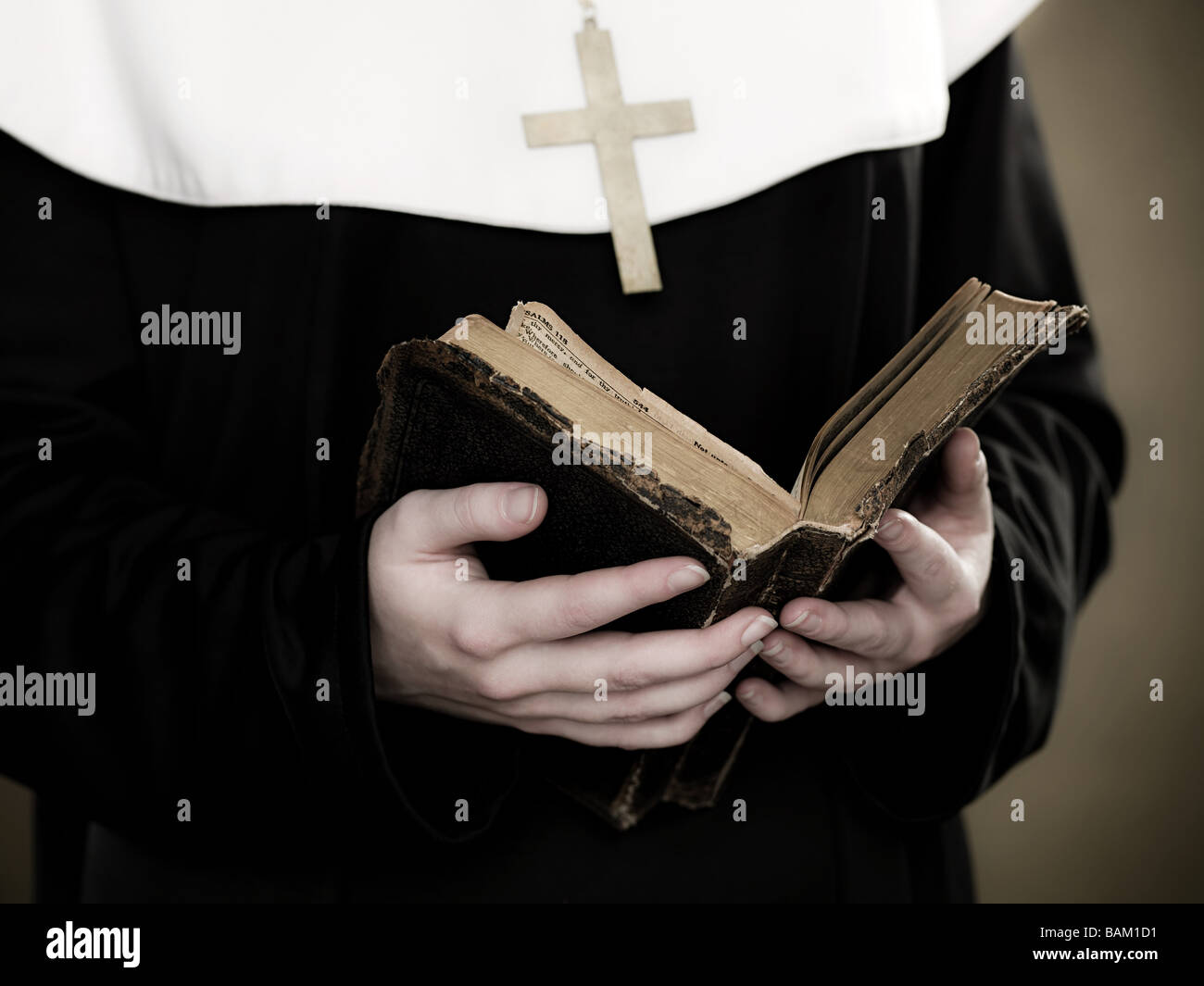 Une religieuse tenant une bible Banque D'Images