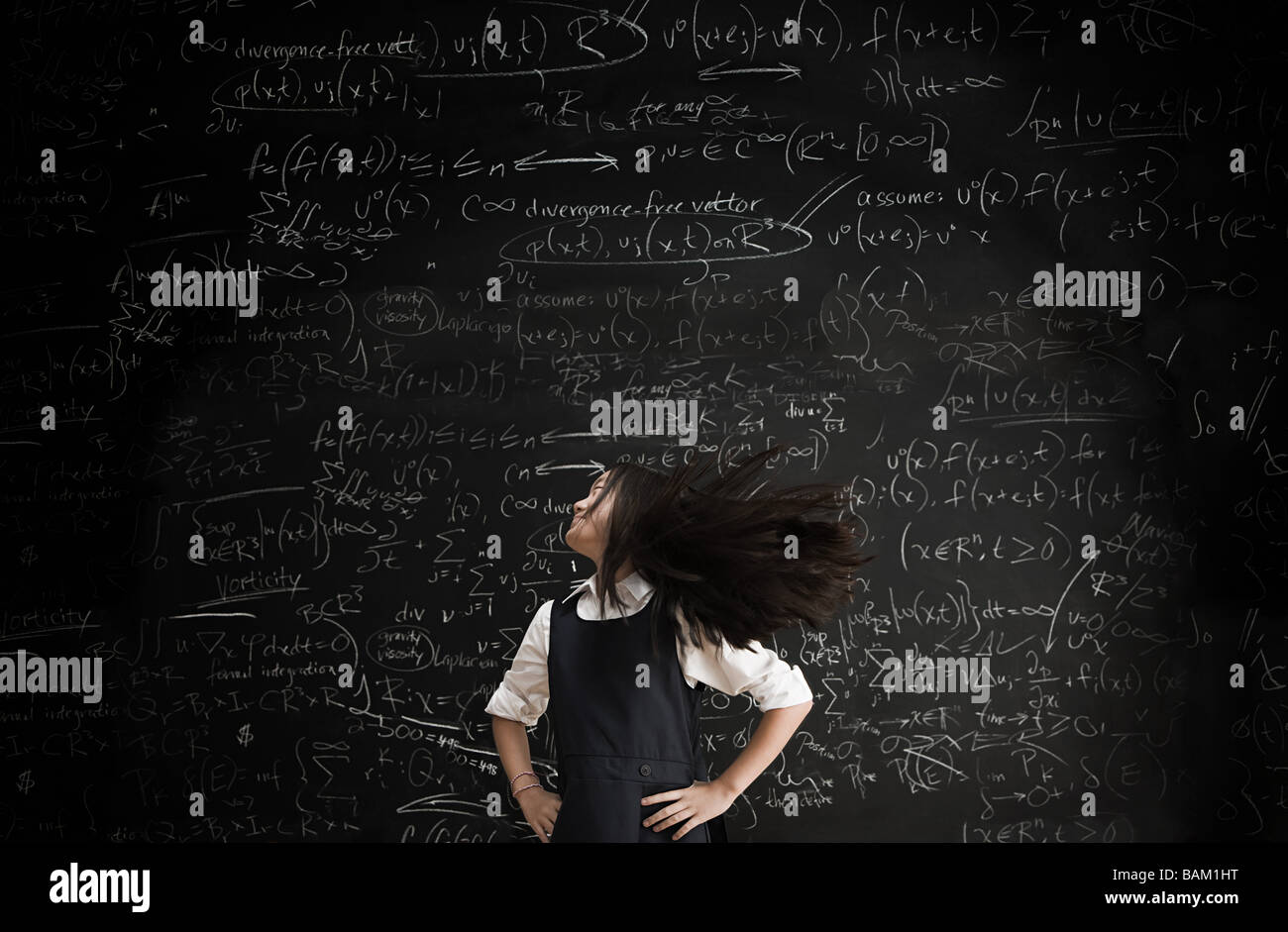 Déménagement Girl in front of blackboard Banque D'Images