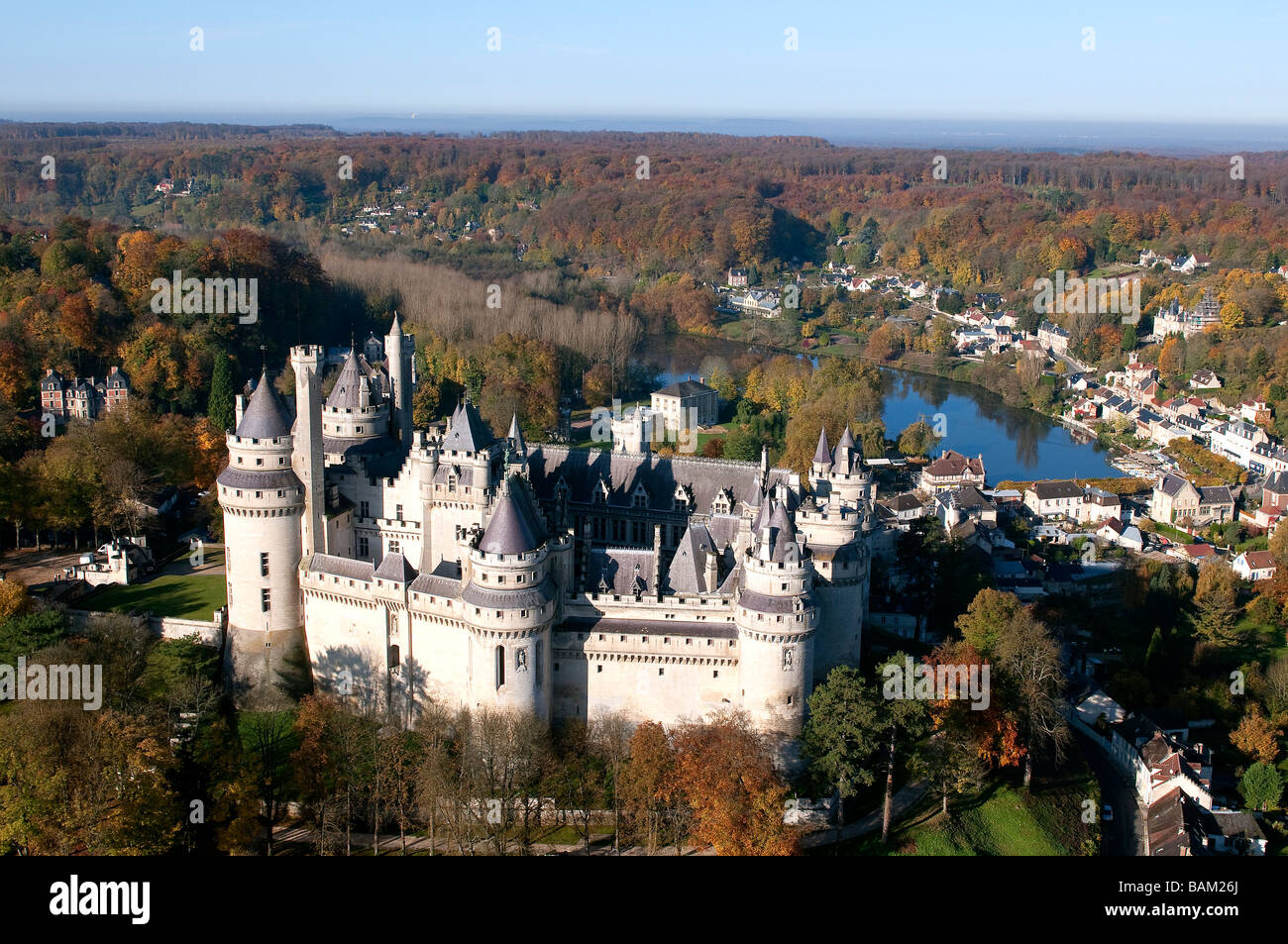 La France, l'Oise, Pierrefonds, le Château (vue aérienne) Banque D'Images