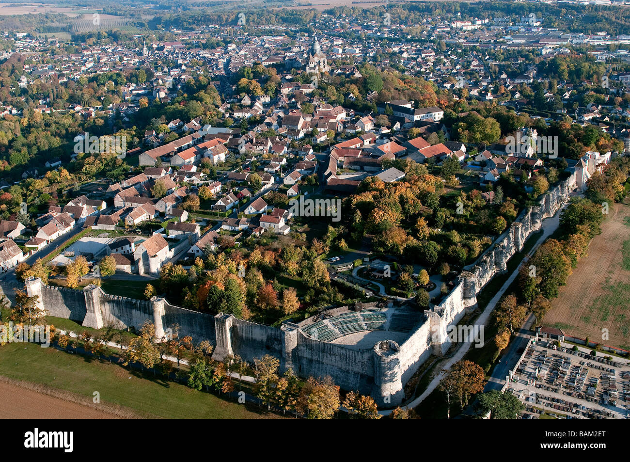 France, Seine et Marne, la ville de Provins énumérés World Heritage par l'UNESCO et ses remparts (vue aérienne) Banque D'Images