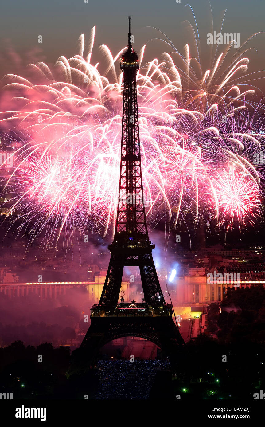 France, Paris, la Tour Eiffel et du feu d'artifice du 14 juillet Banque D'Images