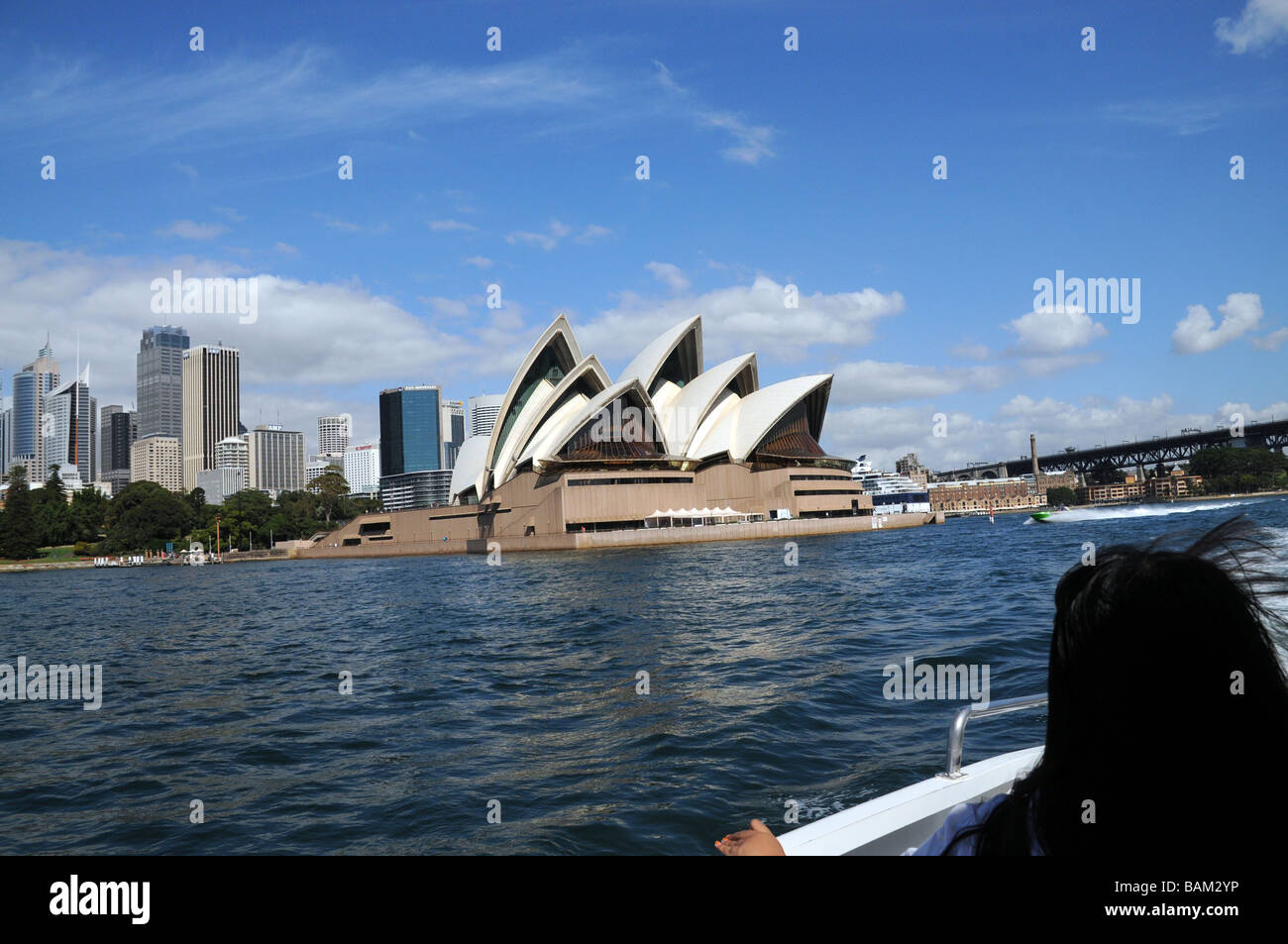 Sydney, Australie, vue d'andOperaHouse ville construit en 2003, conçu byJorn Utzon, l'un des bâtiments les plus caractéristiques de mots Banque D'Images