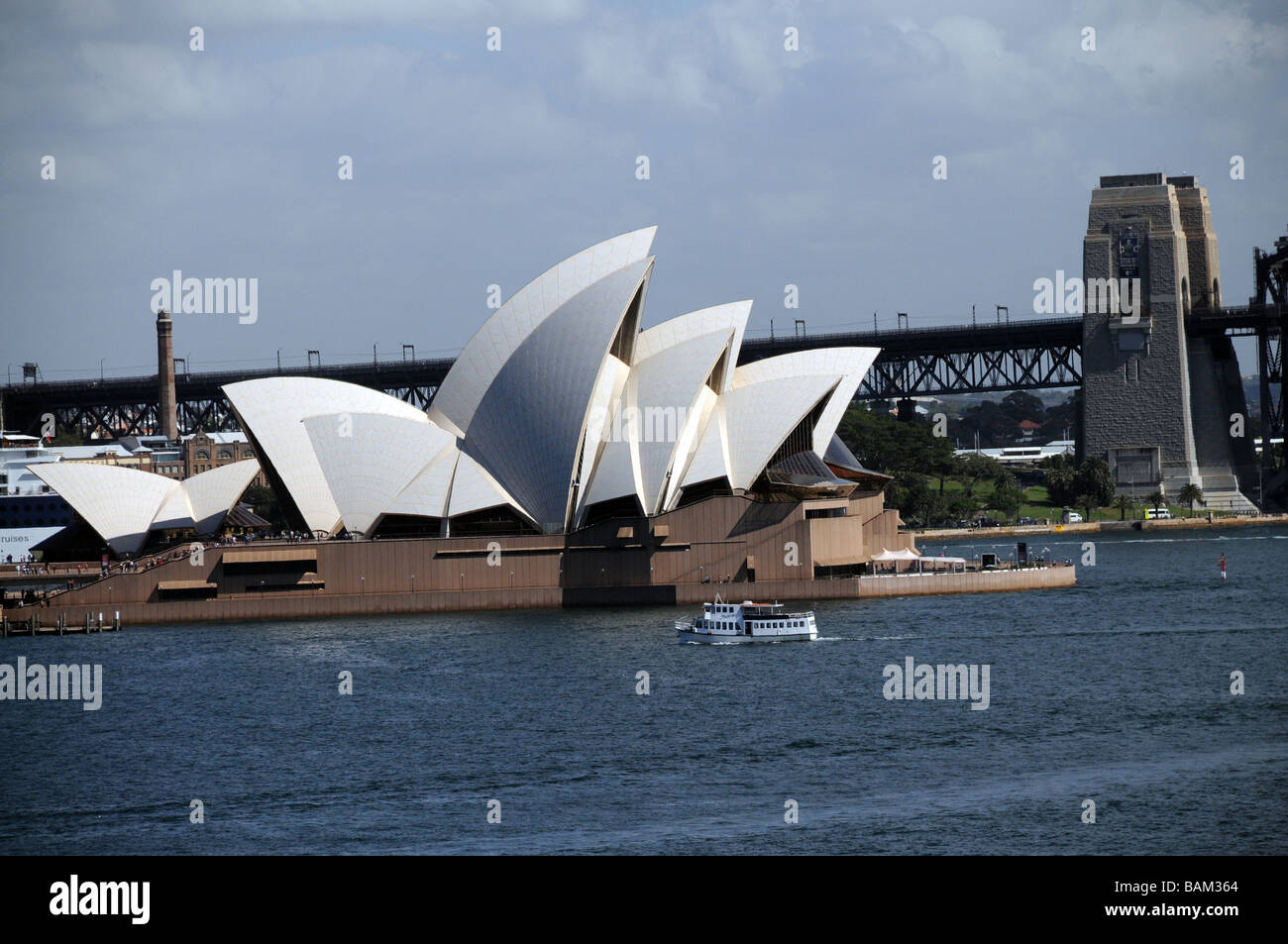 Sydney, Australie, vue de l'Opera House Construit en 2003, conçu par Jorn Utzon, l'un des bâtiments les plus caractéristiques de mots. Banque D'Images