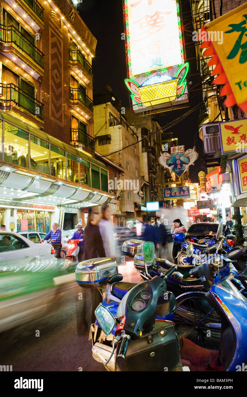 Shanghai street at night Banque D'Images