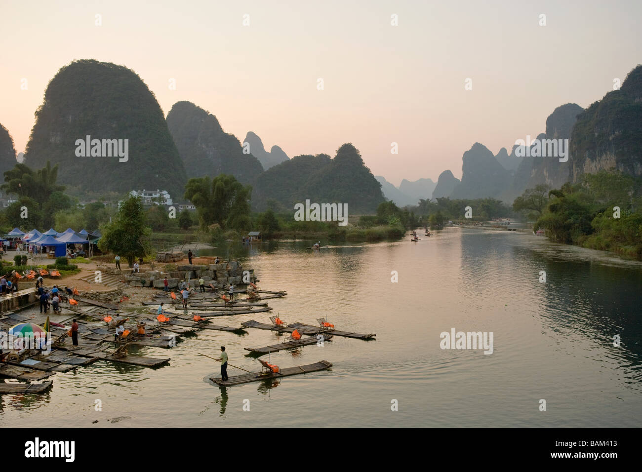 Rivière yulong sur radeaux Banque D'Images