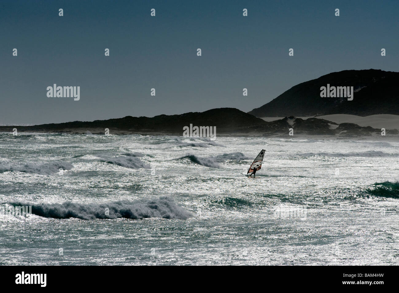 Surfer au crépuscule à Platboom Bay Cap de Bonne Espérance en Afrique du Sud Banque D'Images