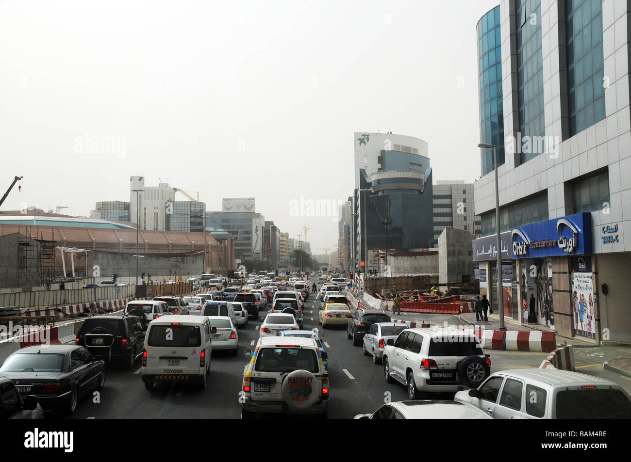 Dubai.vue d'embouteillage en ville.Batimentsneufs qui monte plus vite qu'ailleurs.La Burj Dubaï s'apprête à devenir la plus haute du monde. Banque D'Images