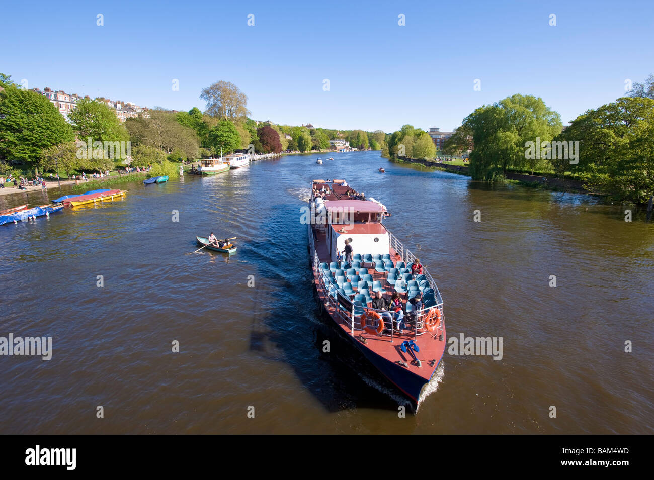 Les gens à vous détendre près de la rivière Thames, sur l'après-midi de printemps chaud Richmond Surrey TW10 Londres Banque D'Images