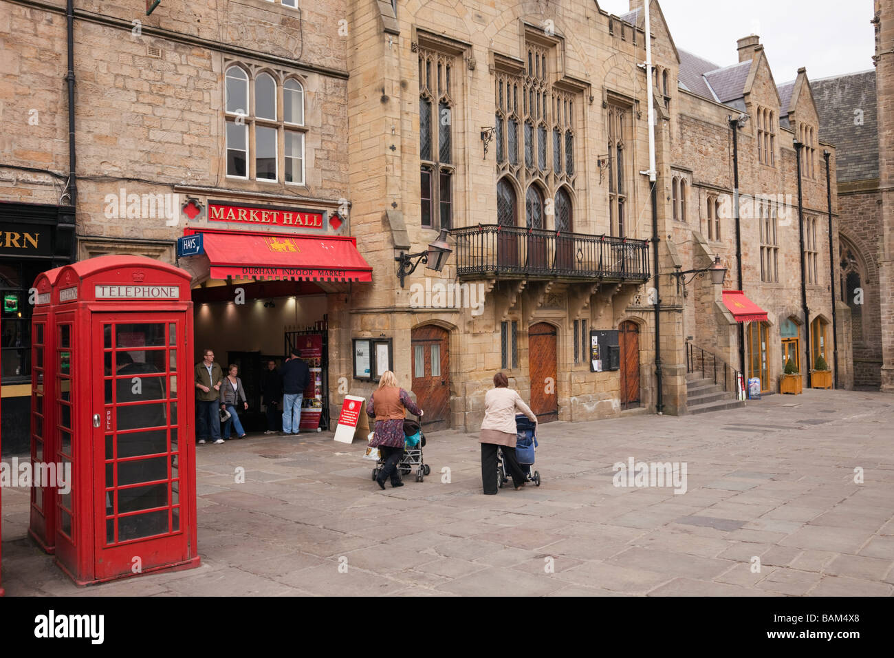 Market Place Durham County Durham England UK ancien marché couvert et les bâtiments de l'hôtel de ville en centre-ville Banque D'Images