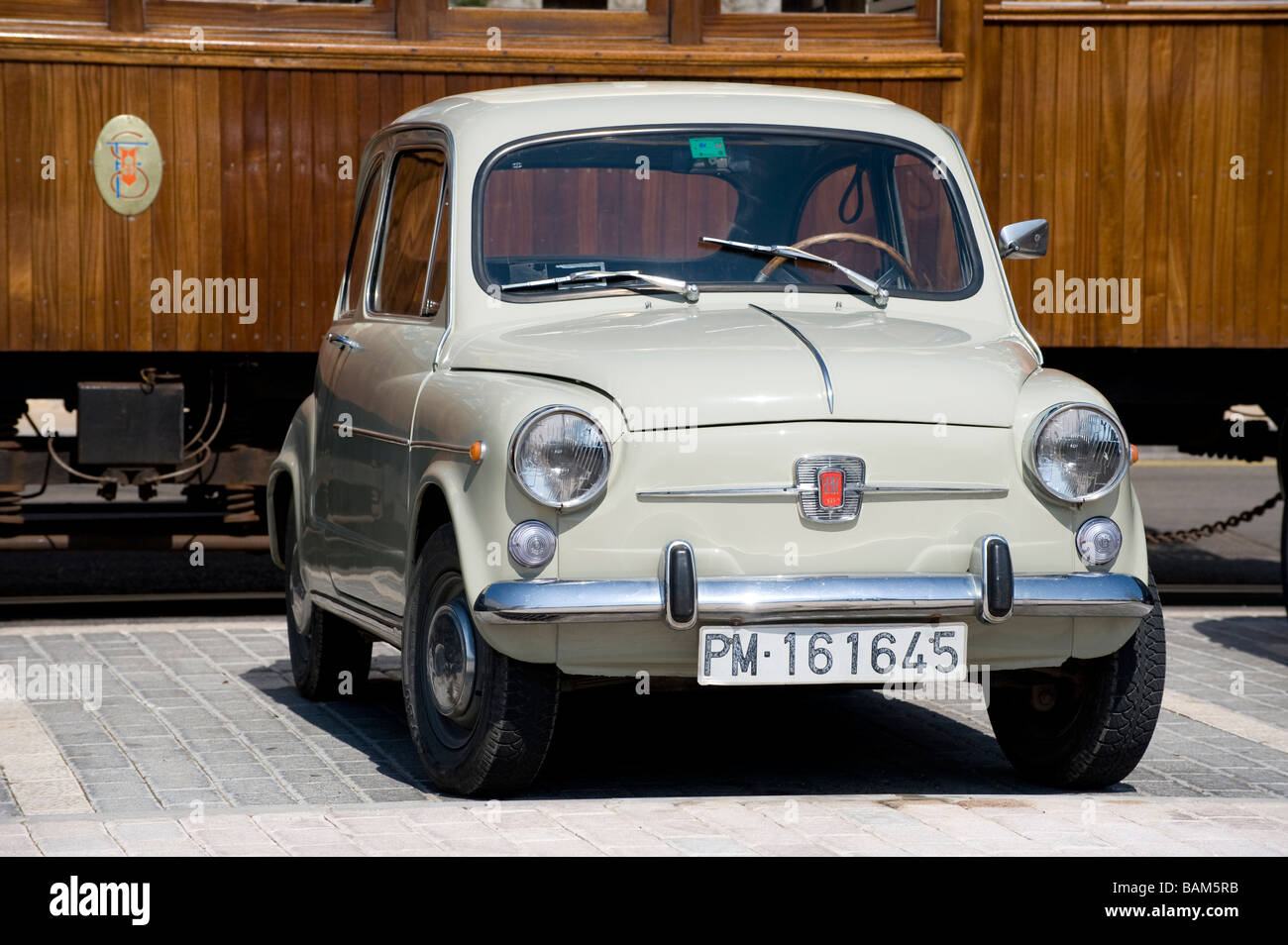 Vue frontale d'un siège blanc 600E voiture Banque D'Images